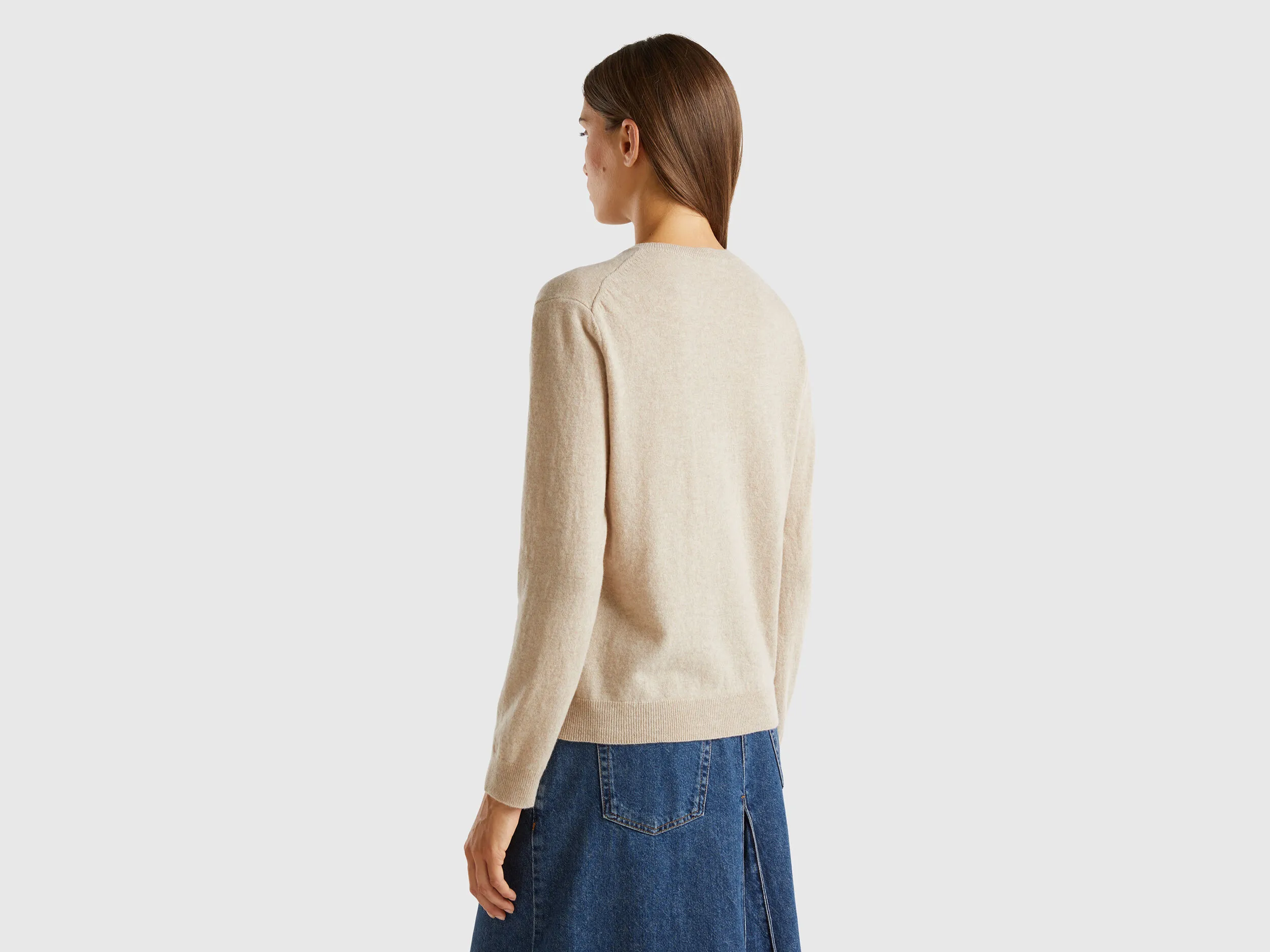 Beigefarbene Strickjacke aus Merinowolle mit Rundausschnitt