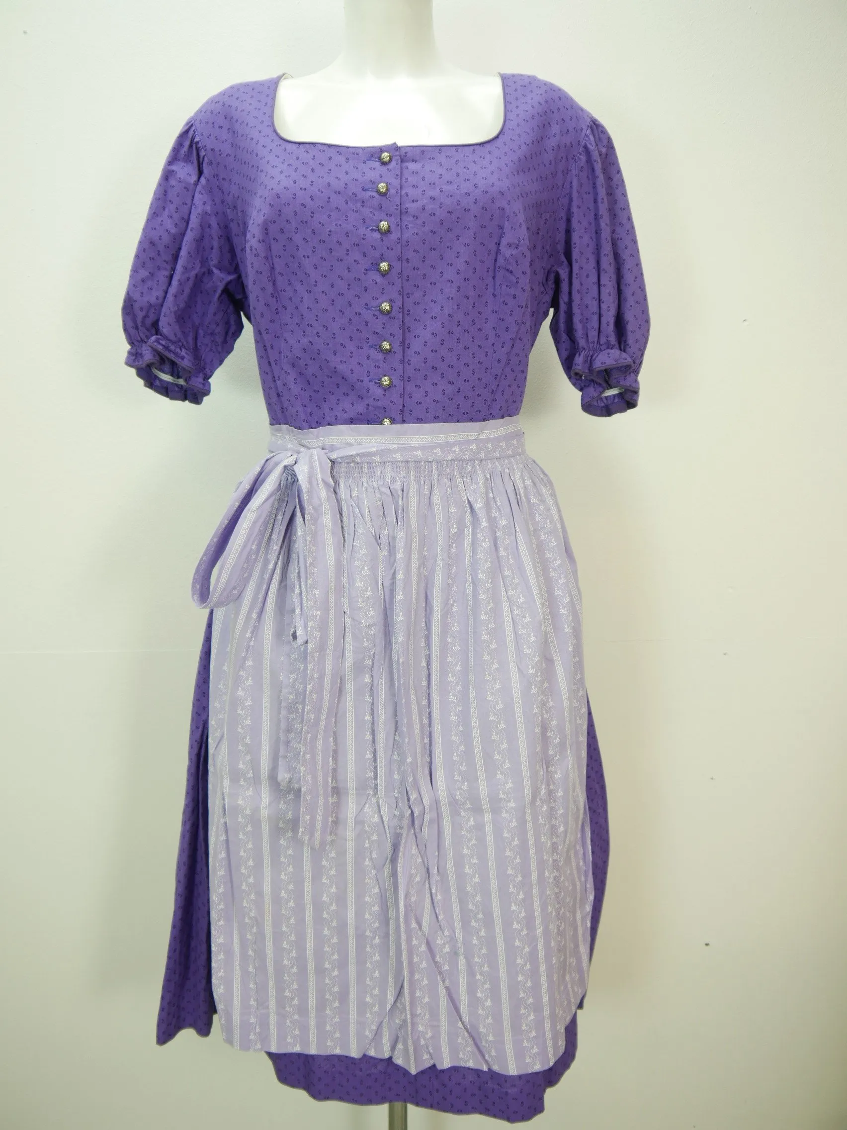 Chiemseer Dirndl & Tracht lila mit Wienernaht tolles Dirndl mit Schürze Gr.50