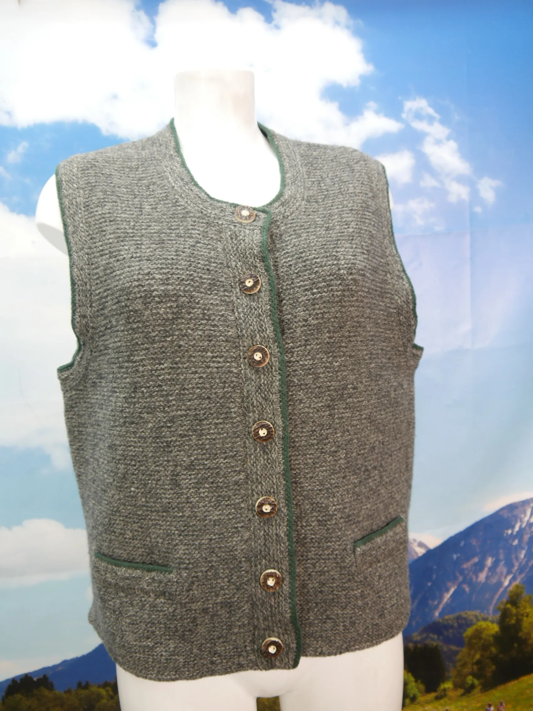 Hammerschmid neuwertig grau Strickweste kurze fesche Trachtenweste Weste Gr.42