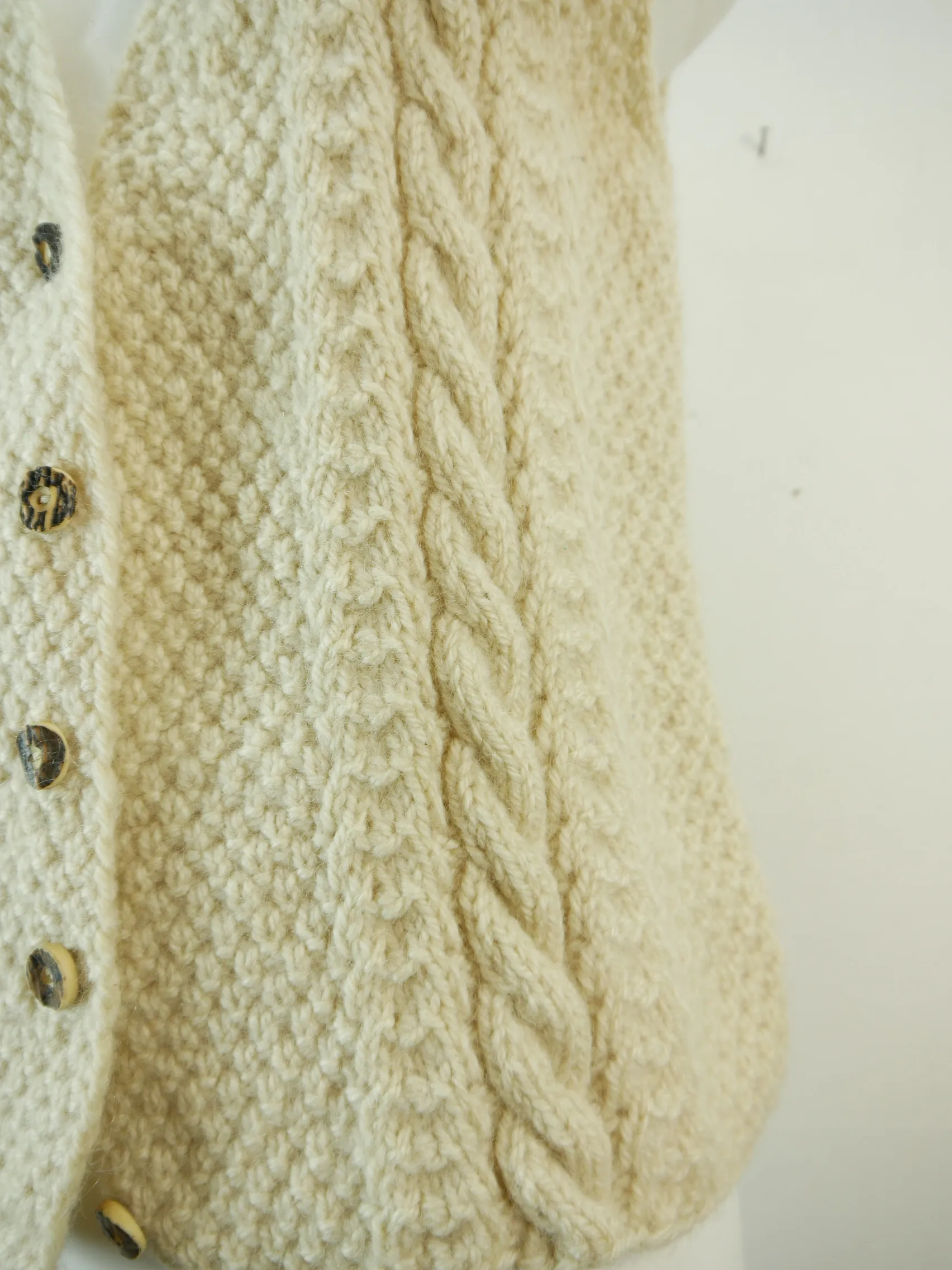 Handarbeit beige mit Zopfmuster und Hirschhornknöpfen Weste Strickweste Gr.38
