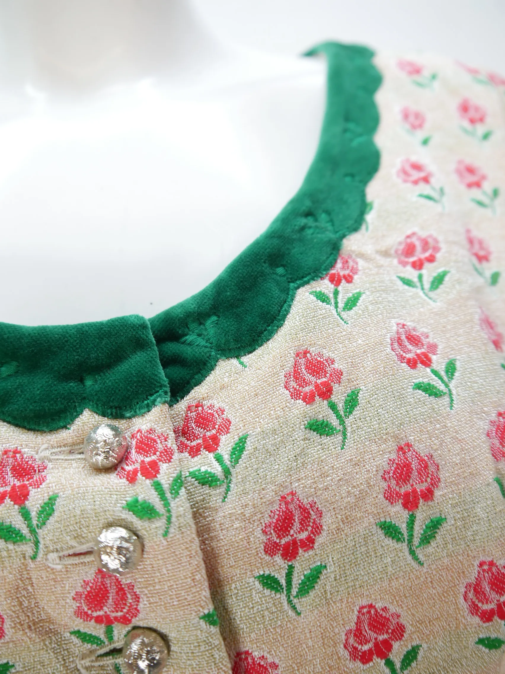 Herrlich 50/60er Jahre beige Stickerei süßes Vintage Dirndl ohne Schürze Gr.38