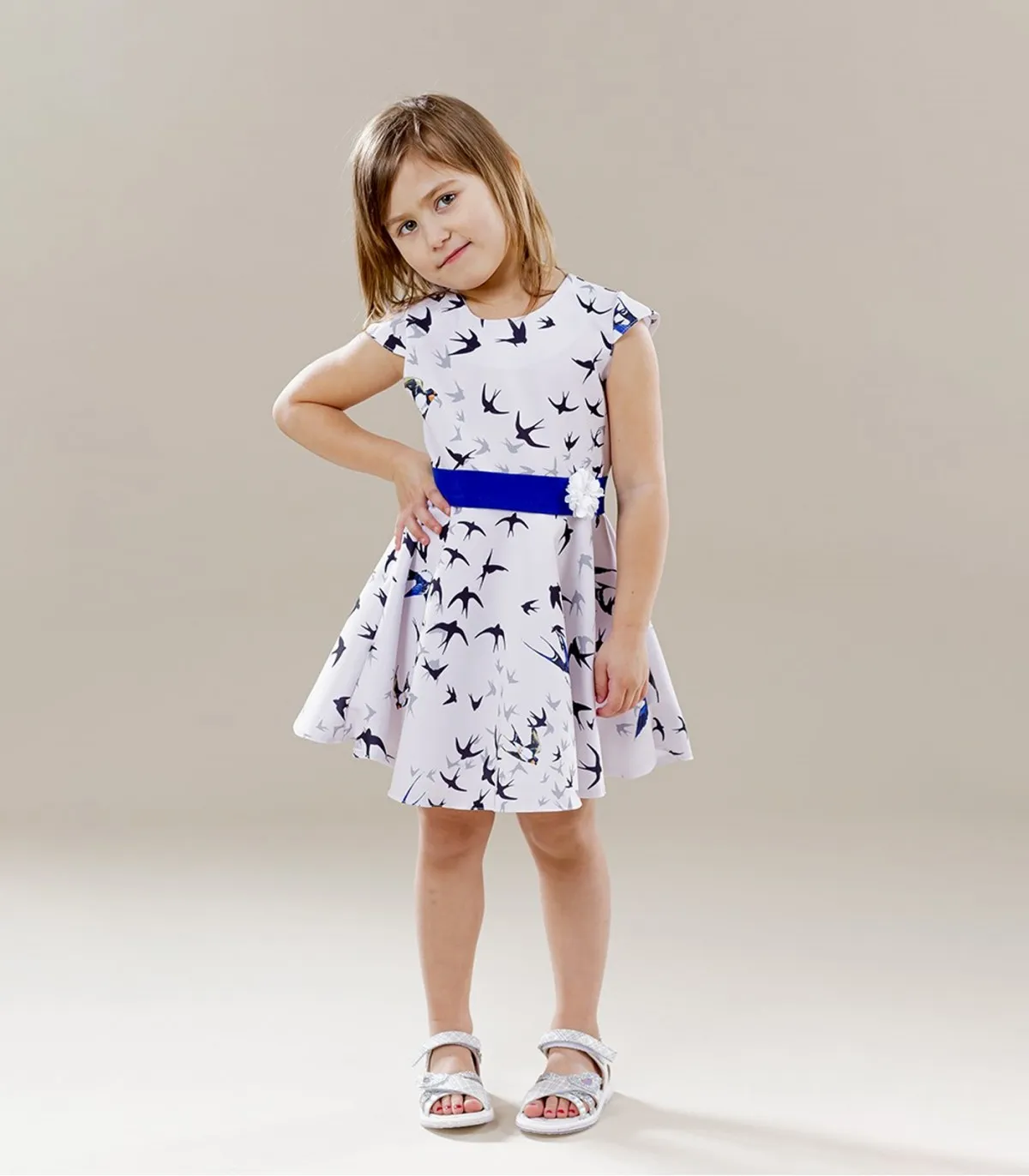 Kleid mit Schwalben für Mädchen 270242 01