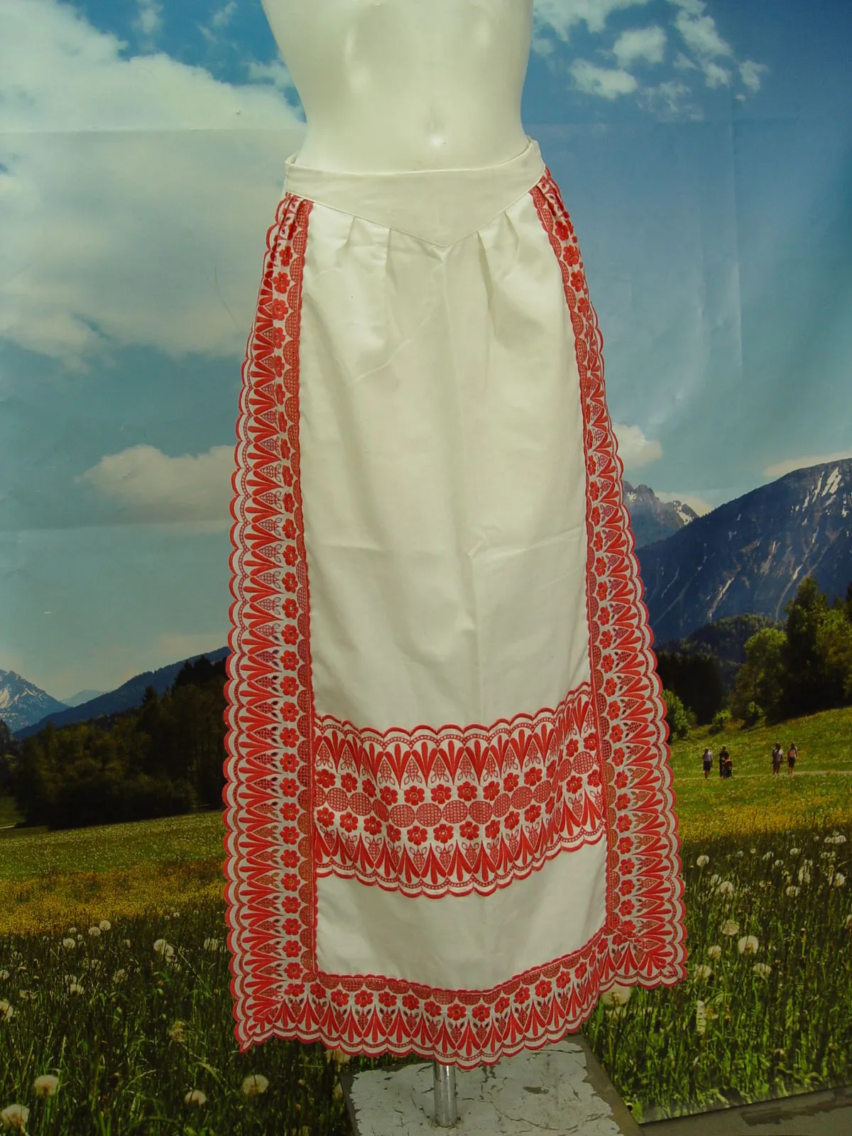 lange Dirndlschürze mit sensationeller Stickerei tolle Dirndl-Schürze  TS1090