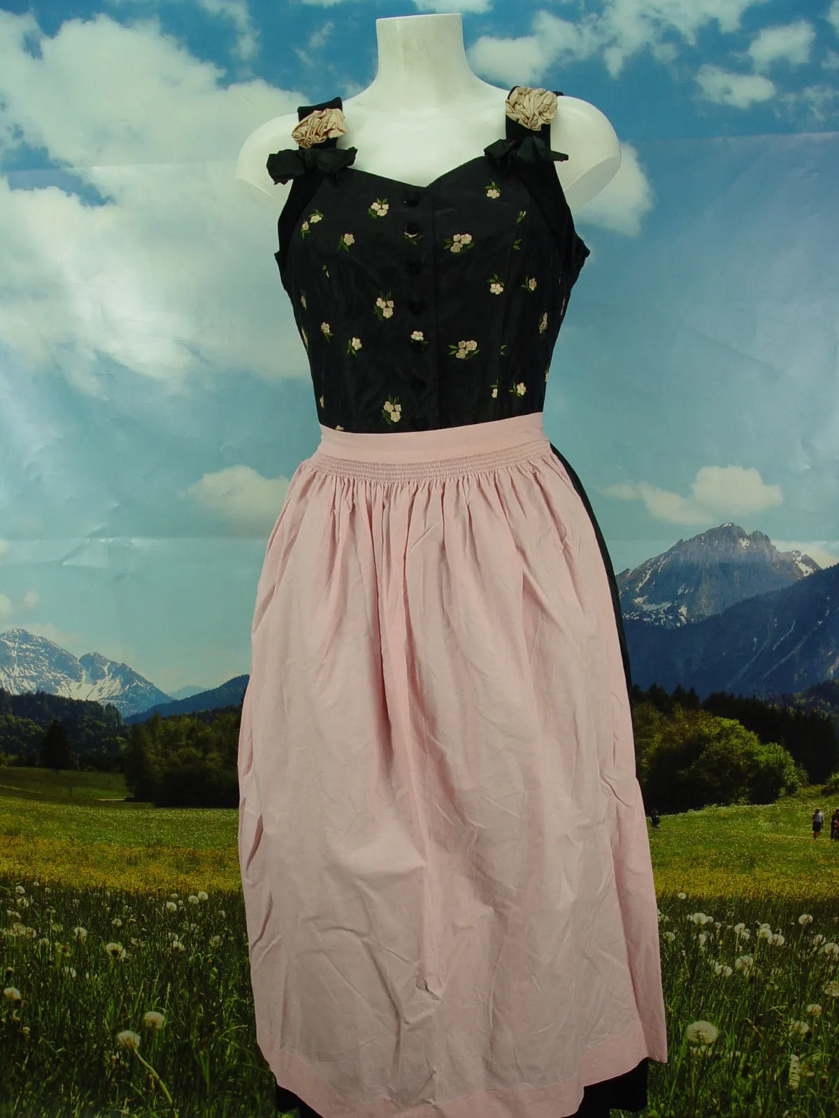 Made in Austria Samt & Seide und Stickerei langes Dirndl mit Schürze DK806 Gr.36