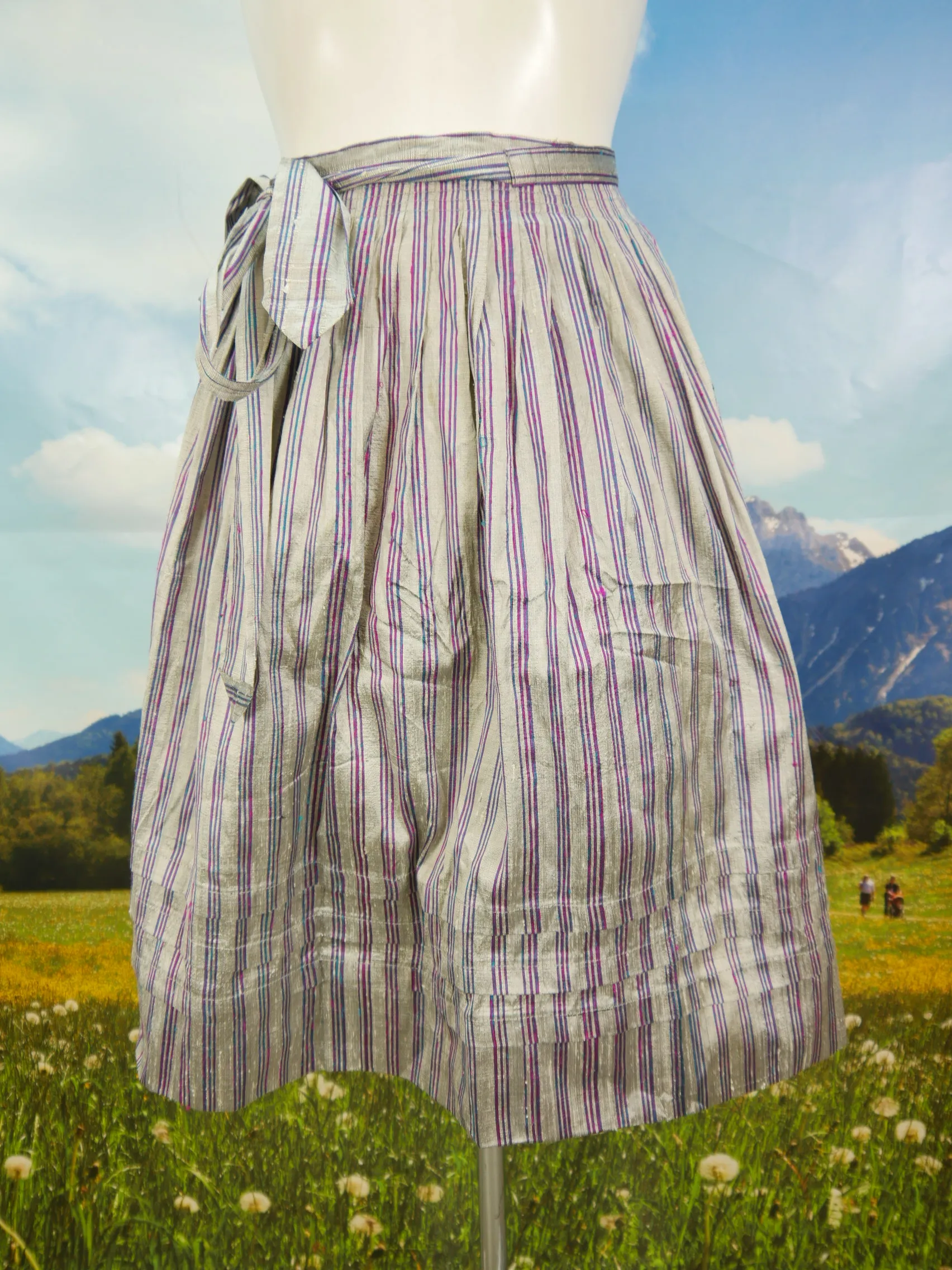 Mittellange Dirndlschürze silber Seide gestreift Dirndl Schürze TS2043