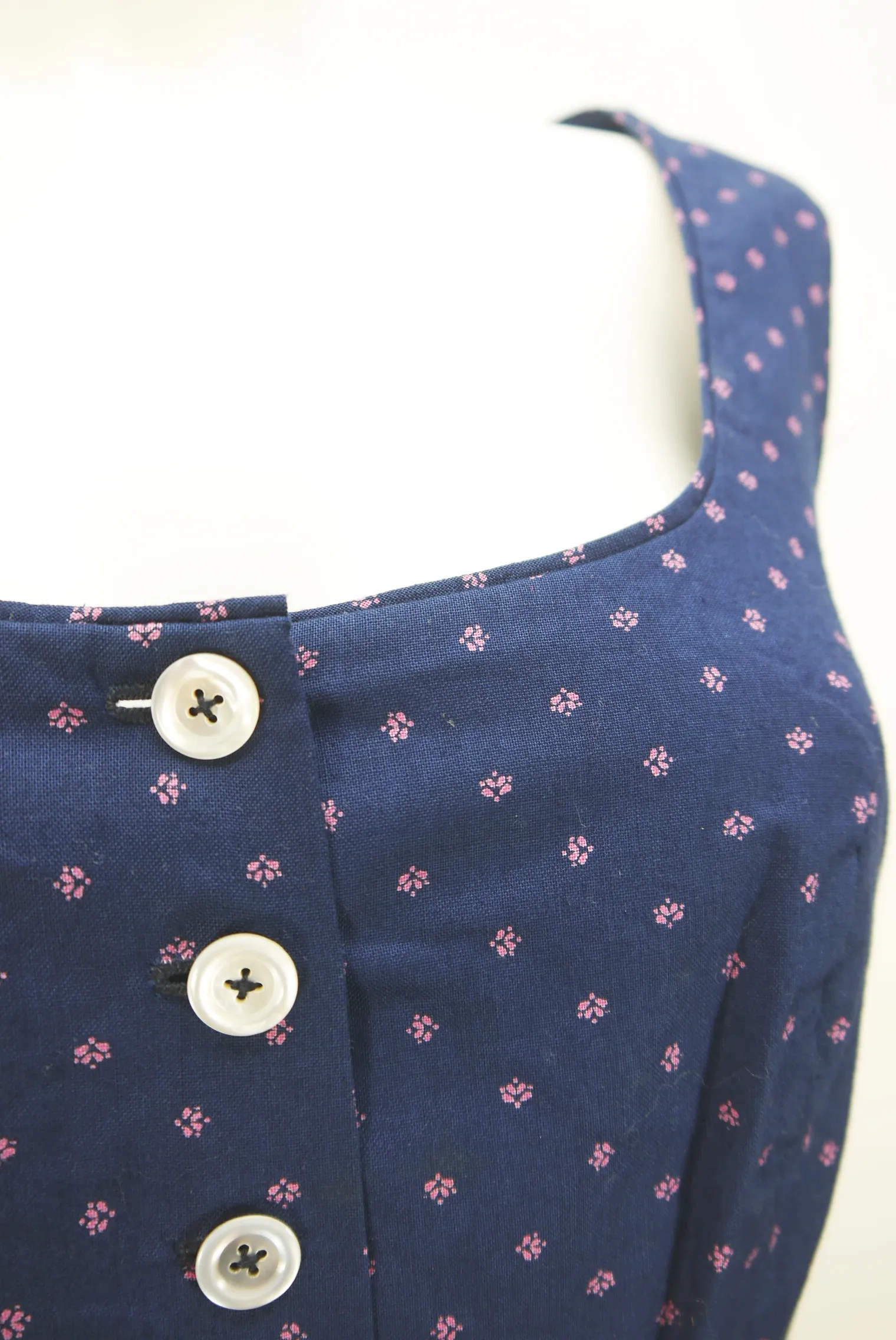 neuwertiges Vintage Dirndl Handarbeit blau Blümchenmuster und Schürze Gr.42