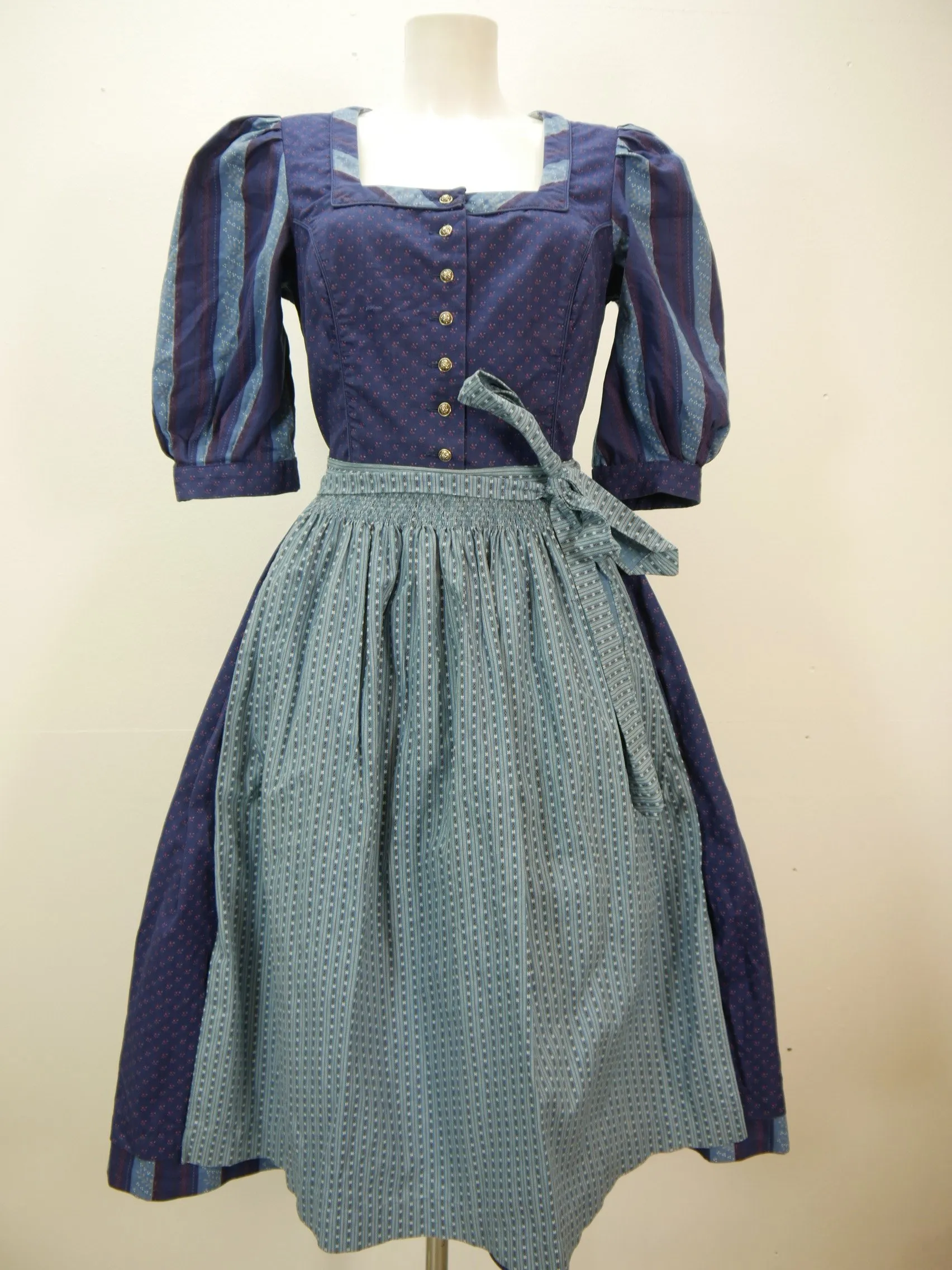 Salzburger Dirndl blau mit Karree und Wienernaht tolles Dirndl mit Schürze Gr.44
