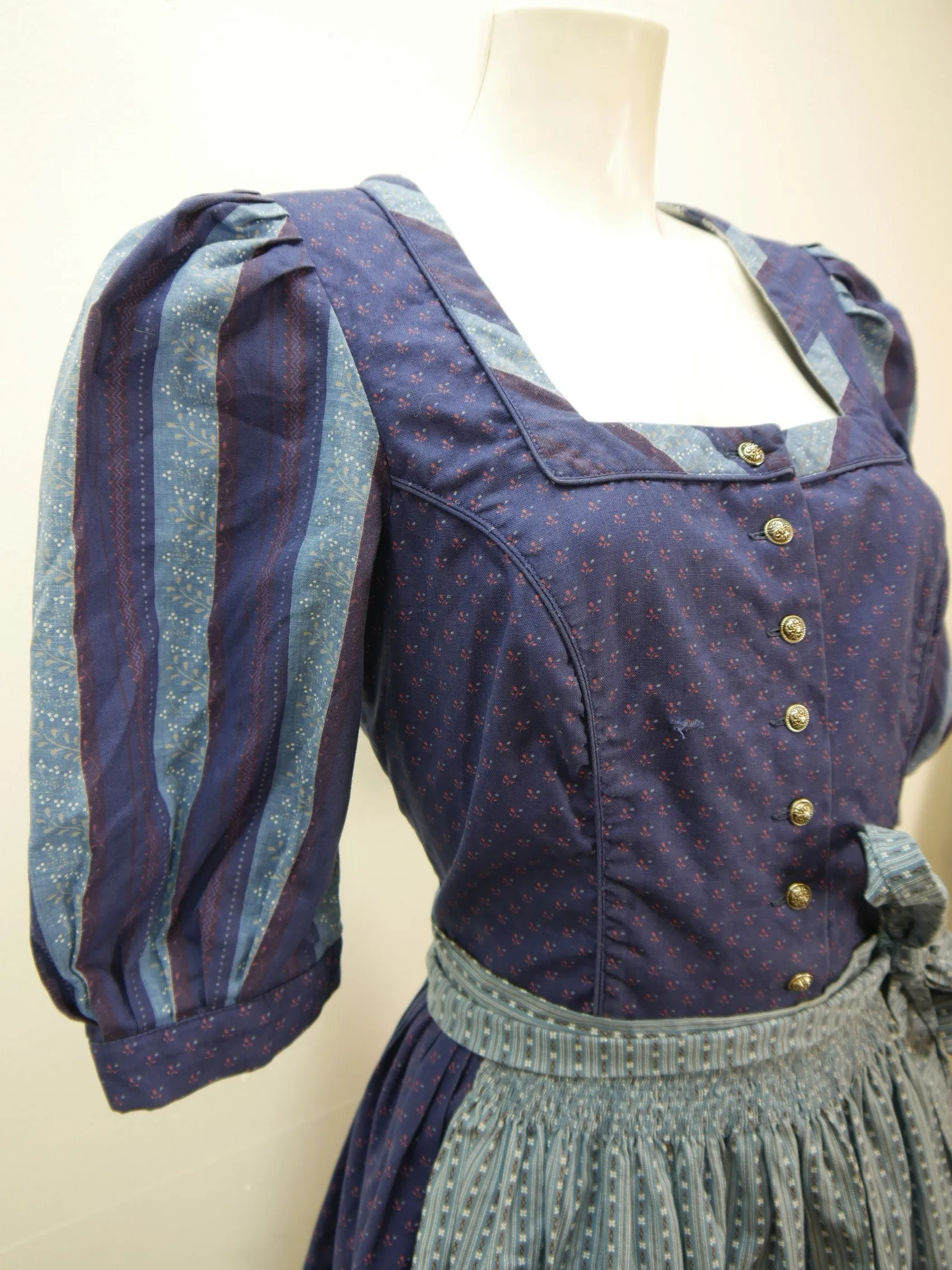 Salzburger Dirndl blau mit Karree und Wienernaht tolles Dirndl mit Schürze Gr.44