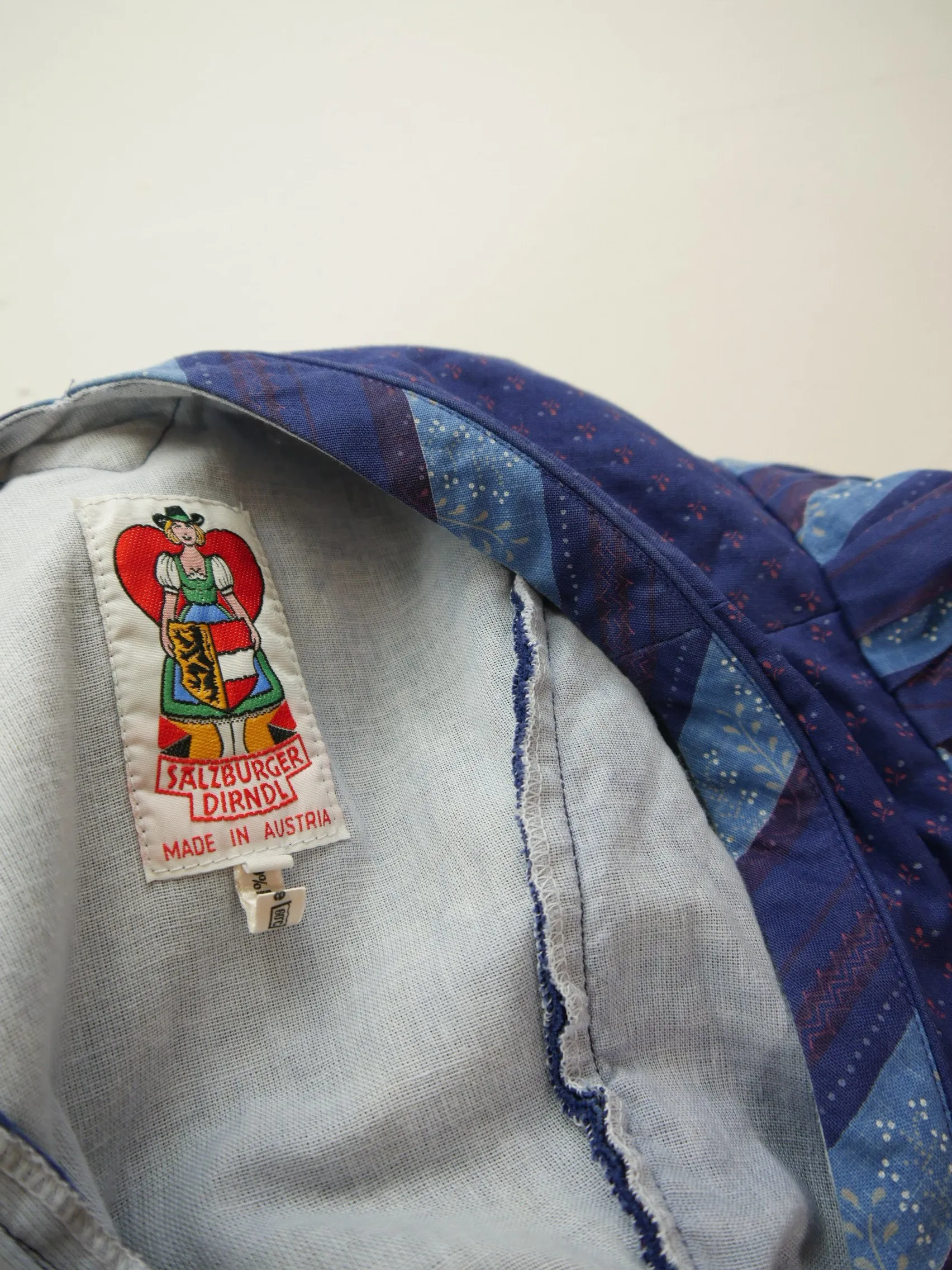 Salzburger Dirndl blau mit Karree und Wienernaht tolles Dirndl mit Schürze Gr.44