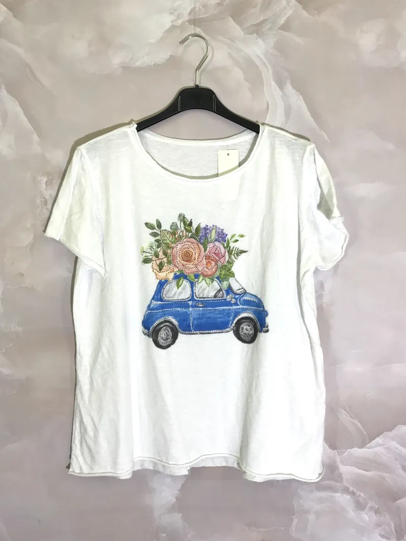 T-Shirt mit weißem Hintergrund, Aufdruck und Strasssteinen