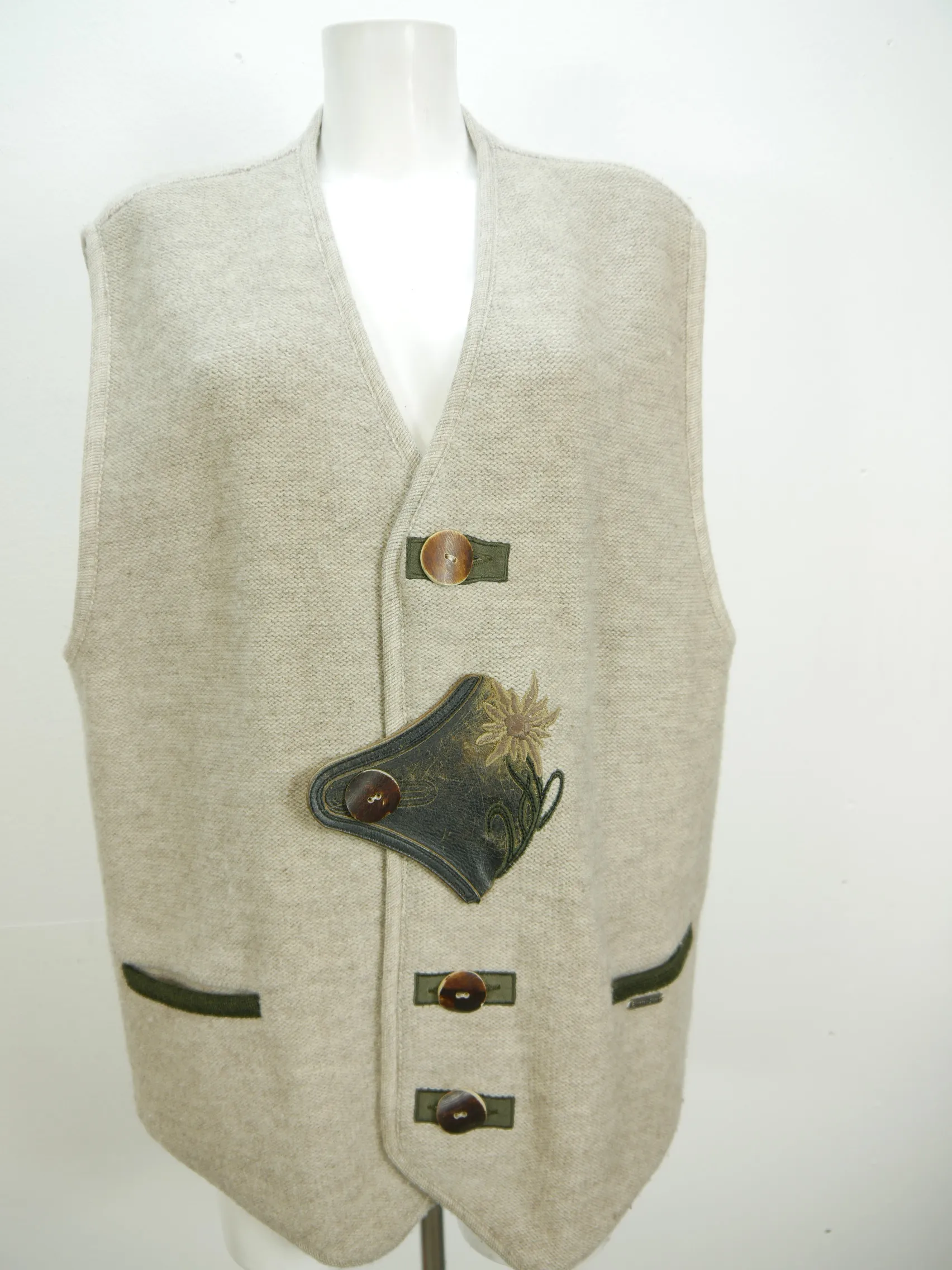 Tiroler Land beige mit Stickerei und Leder tolle Herren Weste Strickweste Gr.54