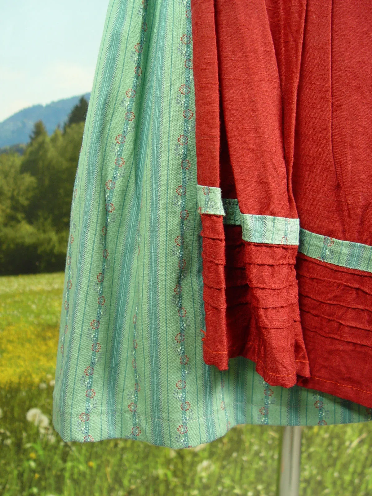 Upcycling aus Vintage & Froschmaulborte Balkonett Dirndl & Schürze UCD029 Gr.44